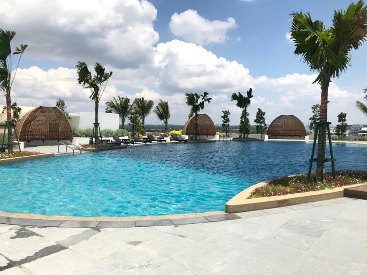 Almas Suites Puteri Harbour Нусаджайя Экстерьер фото